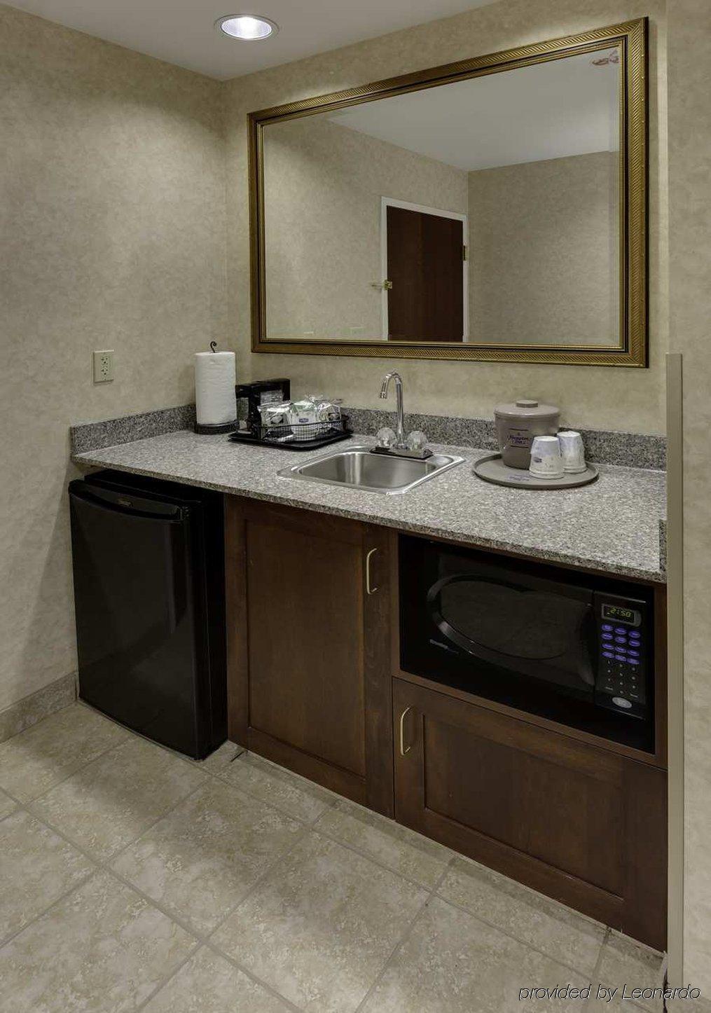 Hampton Inn & Suites Cleveland-Бичвуд Экстерьер фото